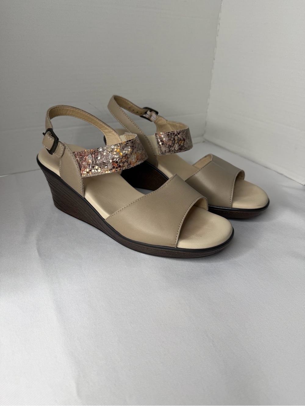 SAS Heather Quarter Strap Wedge Sandals in Taupe&Multisnake Glitter Strap Sz 8W